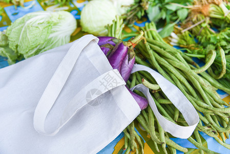 零废物使用量较少的塑料表示没有袋概念在桌上的生态棉花织布袋中的新鲜蔬菜有机市场免费塑料购物的白色拖布袋图片
