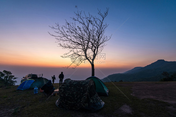 山上日落或出时的帐篷区野山上风景露营帐篷旅游行者带着黄昏的天空图片