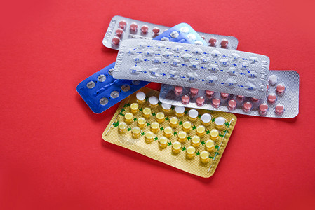 预防妊娠避孕概念红背景保健和医药方面的避孕控制口服避孕药图片