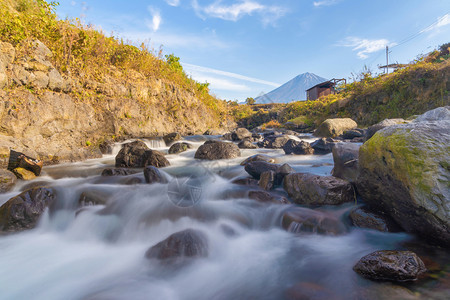 富士山和瀑布与石在世巴河自然地貌背景位于日本在假和旅行图片