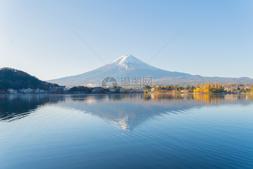 富士山的反射与蓝天相近富士五湖藤川口子山桥日本自然景观背图片