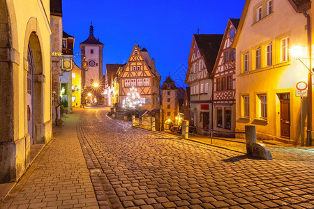 德国南部巴伐利亚州罗德堡市的中古老旧城罗德堡有大门和塔普隆莱因的圣誕街道装饰和照亮圣诞之街图片