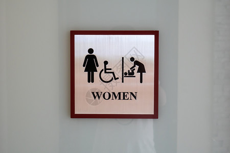人获得包容和通用设计概念的厕所标志图片