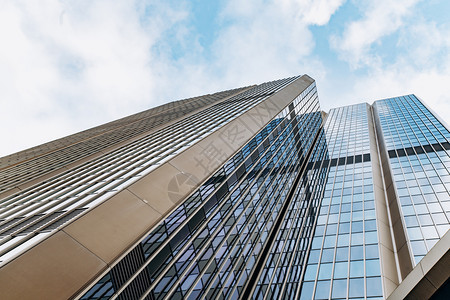 现代摩天大楼的仰角视角背景图片