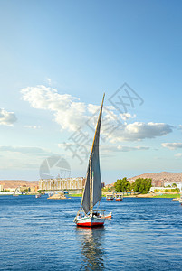 在阿斯旺夏季日乘帆船在尼罗河上航行图片