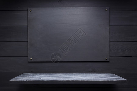 黑色背景的木制架壁质表面背景图片