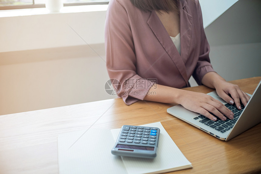 商业妇女核对账单银行户余额征税和计算公司年度财务报表会计审概念图片