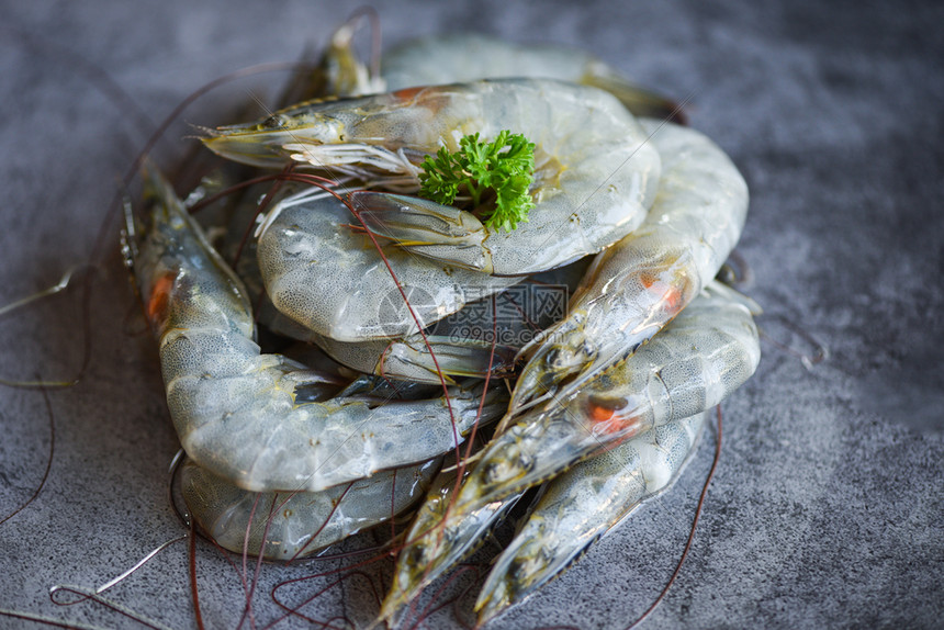 餐饮或海鲜市场黑盘新虾图片