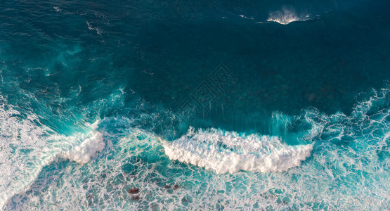 空中观望海浪的波蓝色干净的大浪海水图片