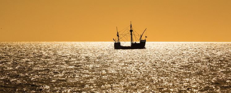 夏季日落时在马德拉岛周围的大西洋航行图片