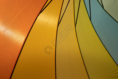 夏季伞的多彩布料背景图片