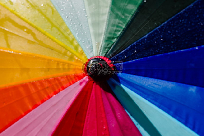 夏季伞的多彩布料背景图片
