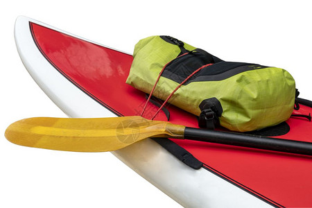 带桨和防水背包干袋的划桨板上起立图片