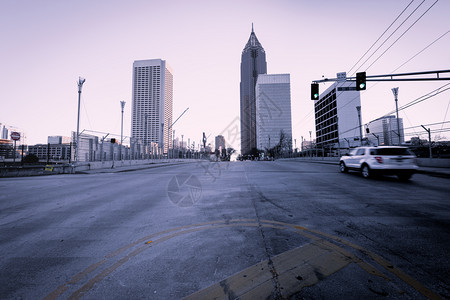 亚特兰大市中心街道的早景图片