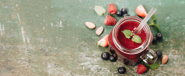 生锈木制本底的莓香水脱毒饮食清洁素健康生活方式概念图片