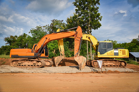 用于修建公路的两辆大型挖掘车图片