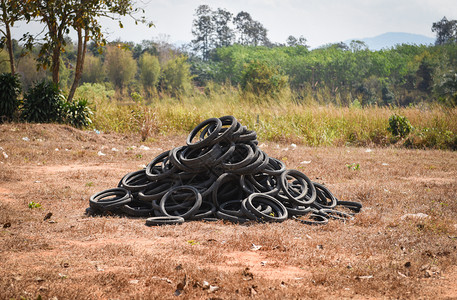 用于处理废轮胎和橡胶堆积的旧轮胎和橡胶回收倾弃场的废工业垃圾填埋场上的旧轮胎图片