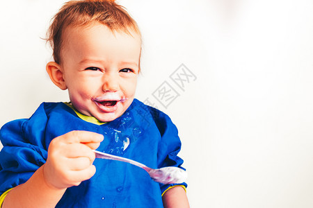吃酸奶的小男孩图片