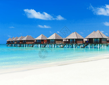 美丽的海滩有白色沙海洋蓝天空有云阳光明日马尔代夫热带风景图片