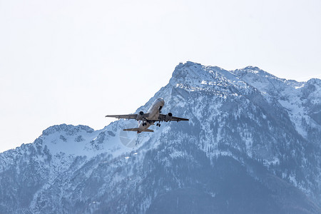 飞机起飞飞机正在起飞背后有雪山背景