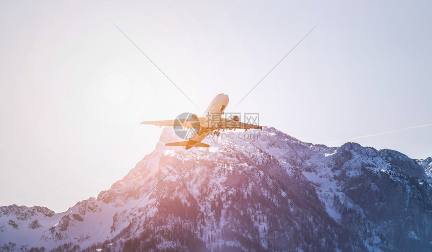 飞机正在起飞背后有雪山图片