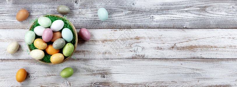 复活节快乐白锈木上满一篮彩蛋的子图片