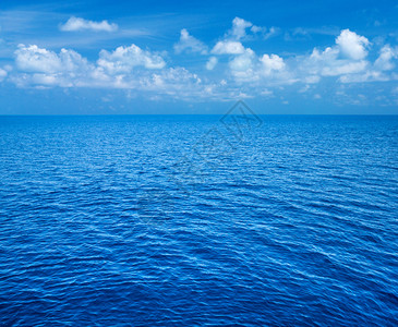 蓝海和天水天空有白毛云蓝海横向背景热带风图片