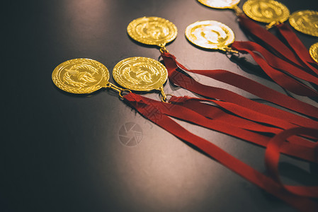 黑桌上的奥运金牌奖励优胜者图片