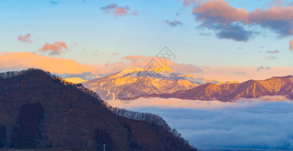 太阳天亮时从雾中观察雪山自然景观图片