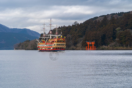 Hakone海盗船或HakoneJinjaHeiwa没有托里湖在日本城市Kanagawa的Hakone老城建筑景观背图片