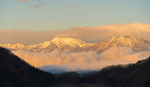 远处的山太阳天亮时从雾中观察雪山自然景观背景