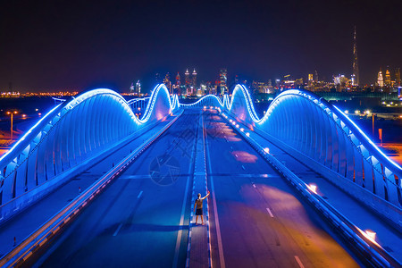 Meydan大桥和街道或高速公路的空中视图晚上在迪拜市城阿拉伯联合酋长国或阿有现代化建筑图片