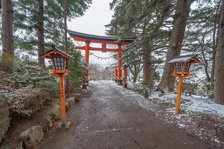 HakoneJinjaHeiwanoTorii与湖在日本城市Kanagawa的Hakone老城图片