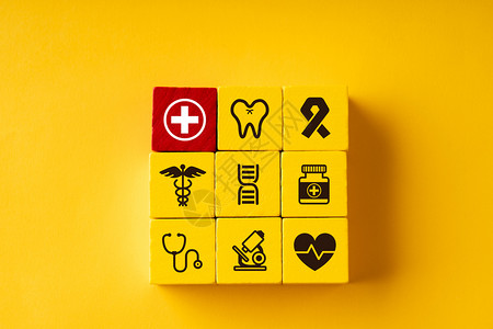 用于全球医疗保健的jigsaw拼图上的医学标图片