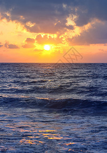 海面上美丽的日落出在海面图片