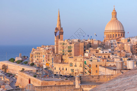 旧城屋顶堡垒卡梅尔山圣母教堂和保罗尔斯柯日落时圣公会支持天主教马耳他首都城瓦莱塔图片