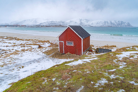 家小木屋或房瑞因市挪威渔业村洛福滕岛诺德兰县挪威欧洲白雪山冬季自然景观背图片