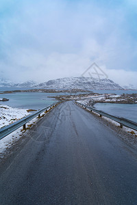 红雪山丘和树木冬季自然景观背著名的旅游点图片