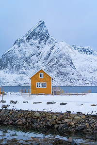 家小木屋或房瑞因市挪威渔业村洛福滕岛诺德兰县挪威欧洲白雪山冬季自然景观背图片