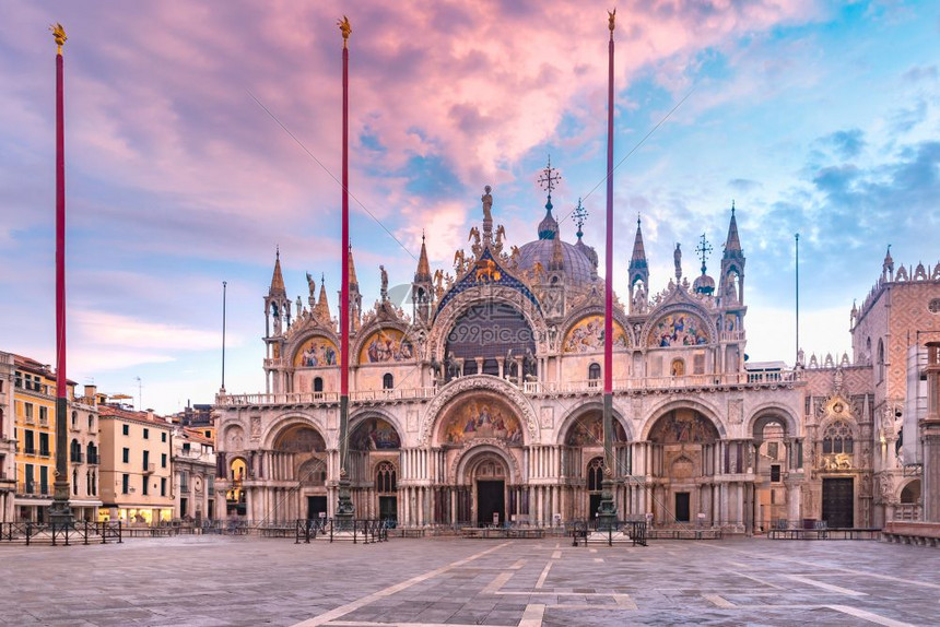 圣马克大教堂Basilica在意大利威尼斯日出时从圣马可广场SanMarcoPizazza观看意大利威尼斯日出时从圣马可广场Sa图片