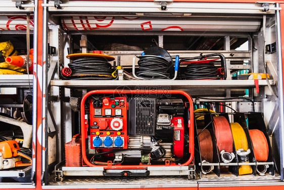 一辆装有发电机和水管的消防车紧急物资图片