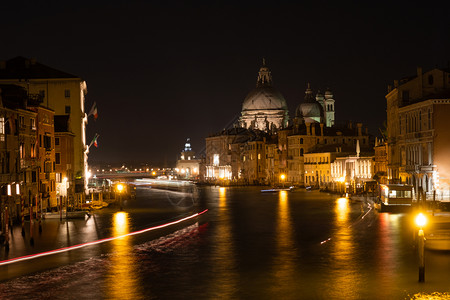 大运河的城市景象背是圣玛丽亚德拉萨卢特巴西利卡意大威尼斯圣玛丽亚德拉萨卢特巴西利卡图片