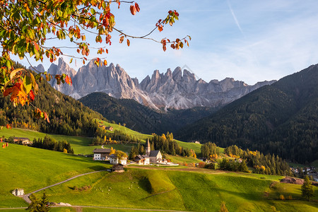 秋天的山公园PuezOdle或Geisler高峰会的StMagdalenaSantaMaddalenaOdle或Geisler高峰会的景背景