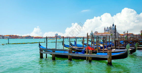 Gondolas沿意大利威尼斯运河走过Gondolas沿大运河走过图片
