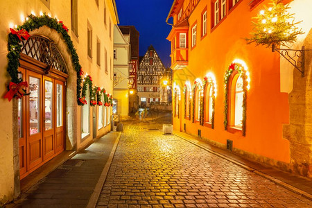 圣诞街在德国南部巴伐利亚州罗瑟伯堡的中世纪老城罗瑟布堡街上装饰和照亮圣诞夜街道节罗瑟堡街德国背景