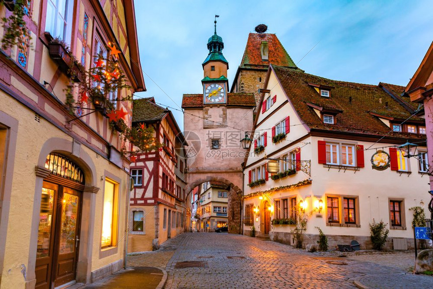德国南部巴伐利亚州罗德堡市的中世纪老城圣誕街装饰和照亮圣诞街配有门和塔楼马库斯图姆图片