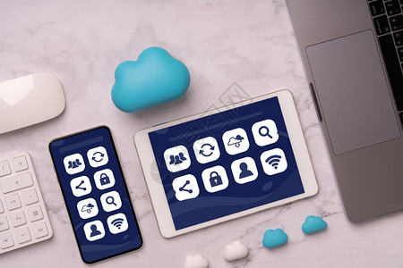 智能电话上的云技术图标用于在线购物全球商业概念图片