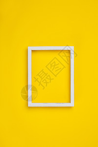 黄色背景的白旧框文本空间垂直构成图片