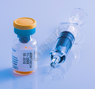 保加利亚Burgas-201年9月7日:季节性流感疫苗,密封小瓶和一次性塑料注射器溶液。图片