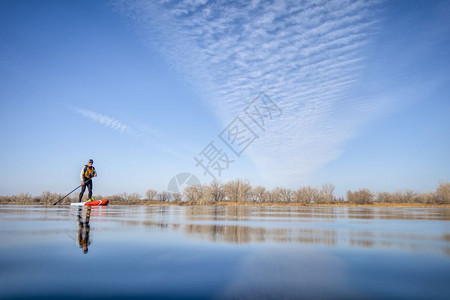 在科罗拉多湖冬季或初春风景低角度动作摄像机视图娱乐健身和培训概念上图片